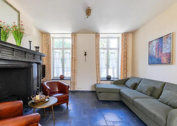 Spacious Apartment In A 16Th-Century Castle Prázdninový dům